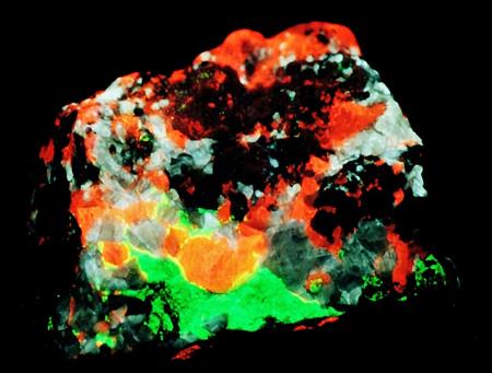 Fluorescent barite, calcite, willemite under shortwave UV light Fluorescent barite, calcite, willemite under shortwave UV light